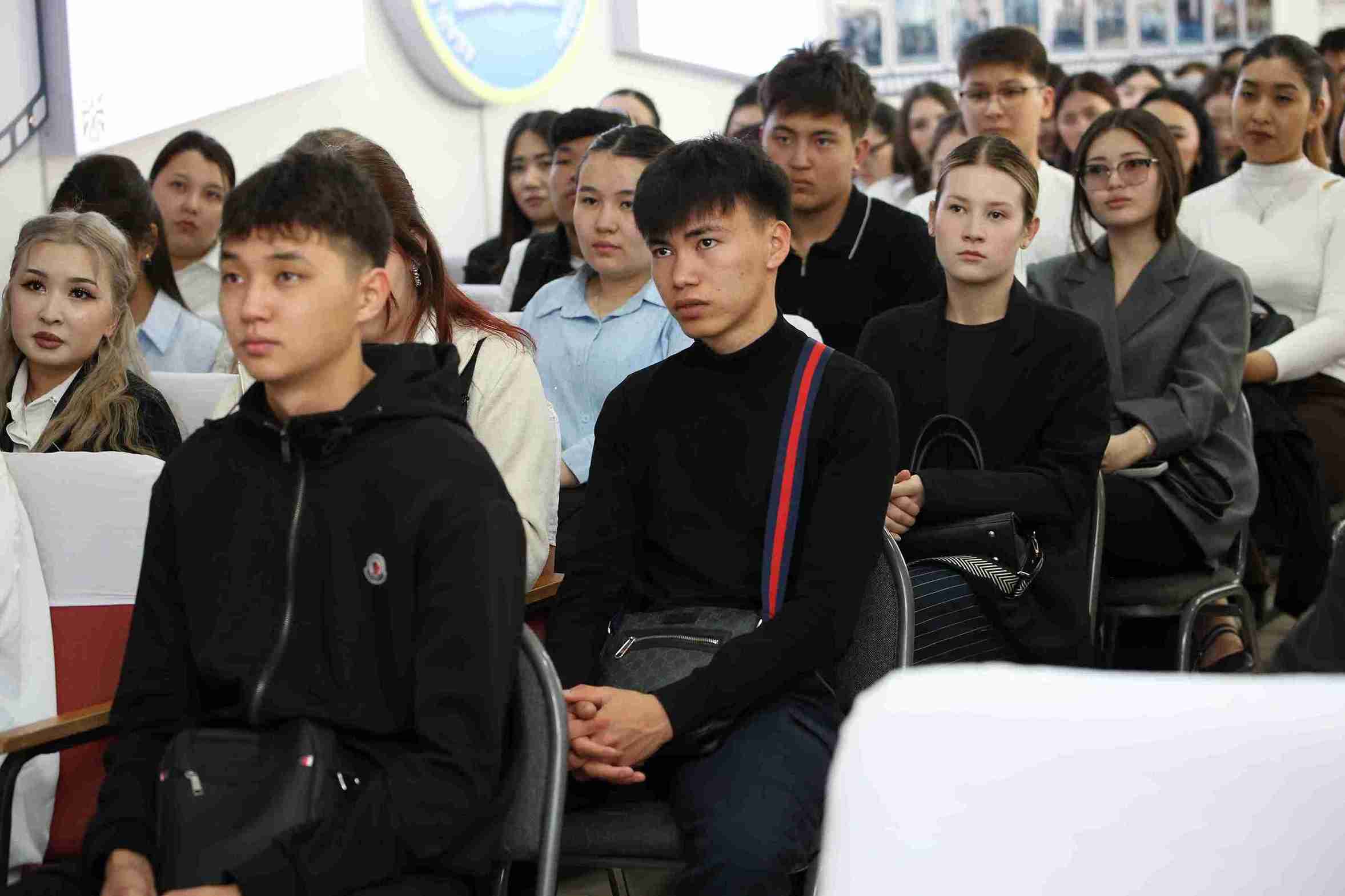 КАСУ открывает возможности: встреча с выпускниками колледжа им. Абая 17