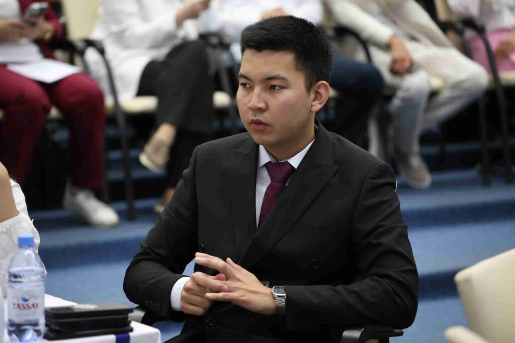 Команда КАСУ приняла участие в республиканской интеллектуальной игре «Новая Конституция и молодежь» 5