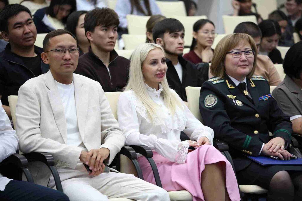 Команда КАСУ приняла участие в республиканской интеллектуальной игре «Новая Конституция и молодежь» 8