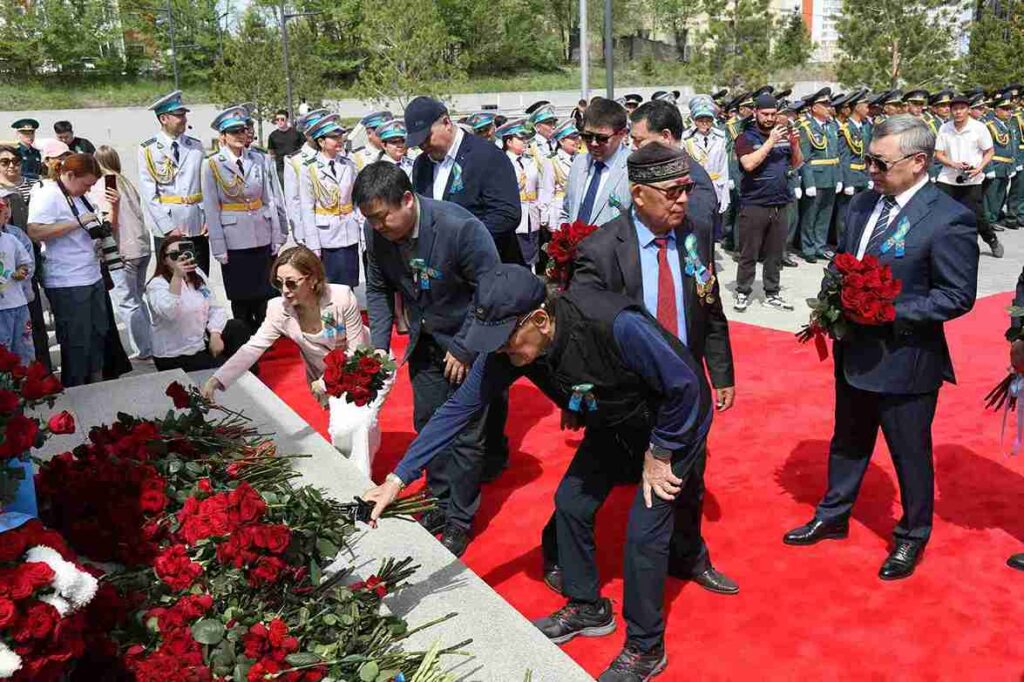 Президент КАСУ принял участие в церемонии возложения цветов в честь Дня защитника Отечества 4