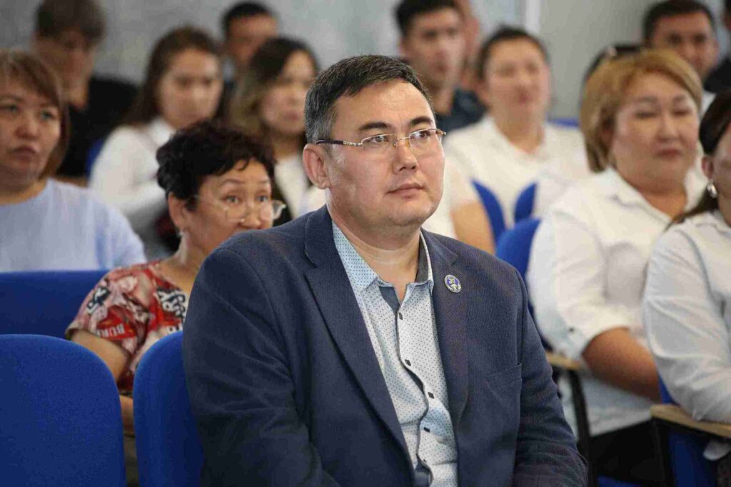 Академик Е.А. Мамбетказиев провёл мотивационную встречу со слушателями курса переподготовки государственных служащих (11)
