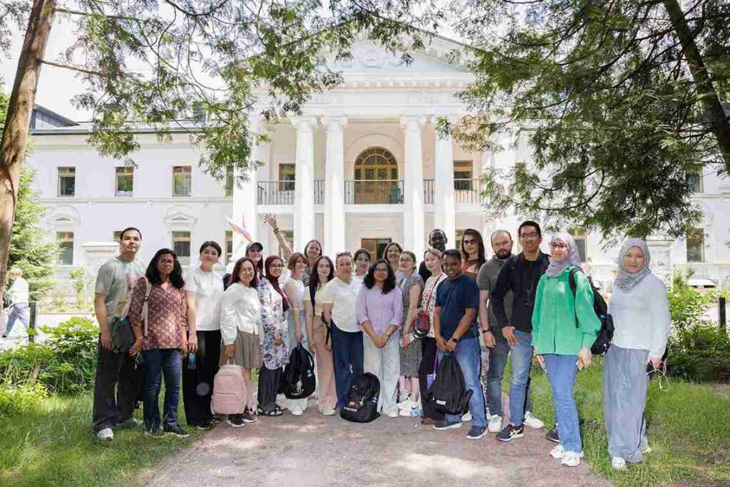 Преподаватель практик КАСУ успешно прошла международную стажировку InteRussia по русистике в Москве (1)