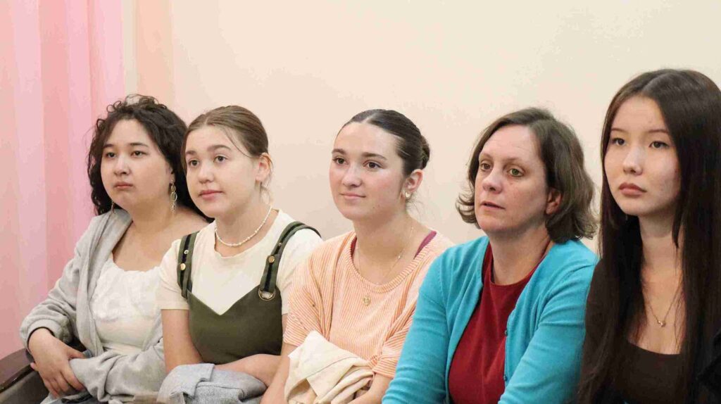 Участники Международной Академии Лидерства КАСУ посетили ресурсный центр «Дом Мамы» (3)