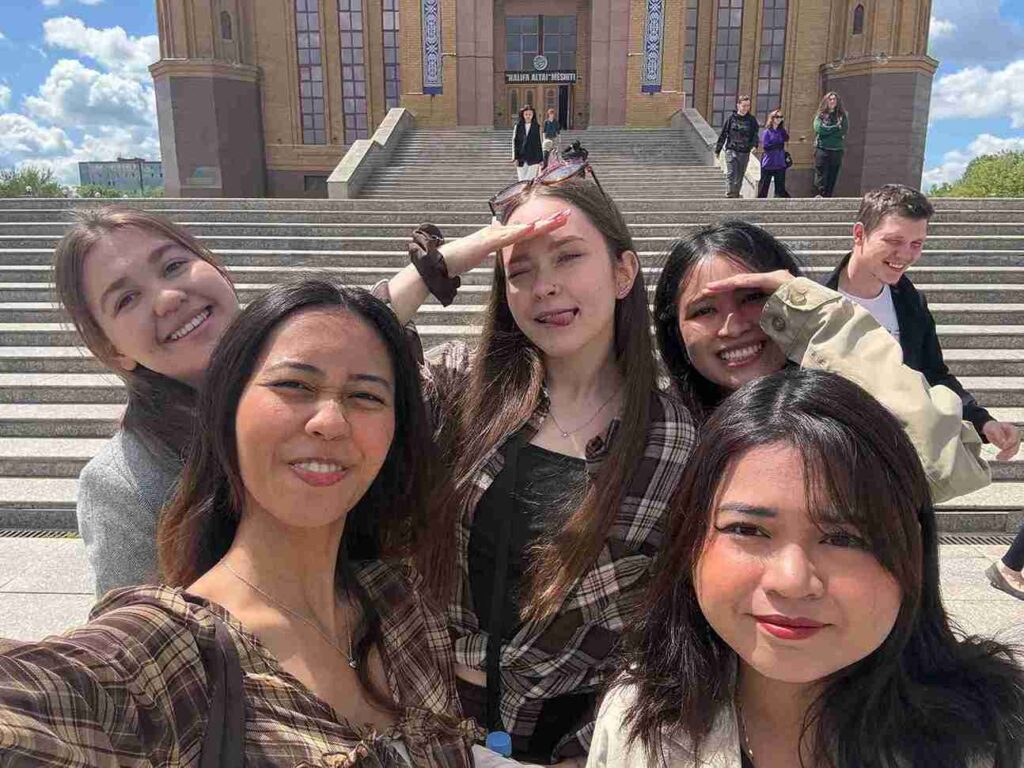 Студентки Singapore University of Social Sciences прошли международную стажировку в КАСУ (2)